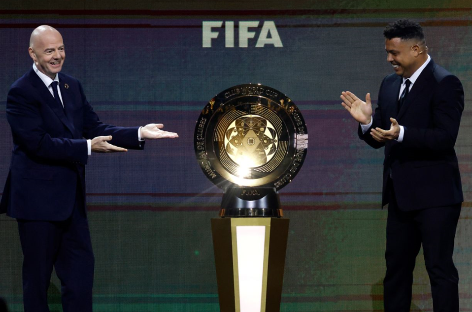 Джанни Инфантино и Роналдо презентуют приз за победу в обновленном КЧМ. Фото: ФИФА