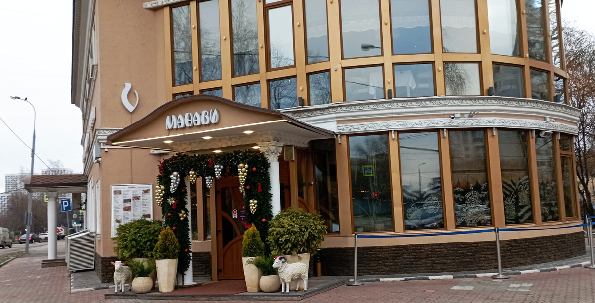 Ресторан тут не причём. Хотела показать овечек в новогодних колпачках. Здесь и далее фото автора и(или) из личного архива автора.