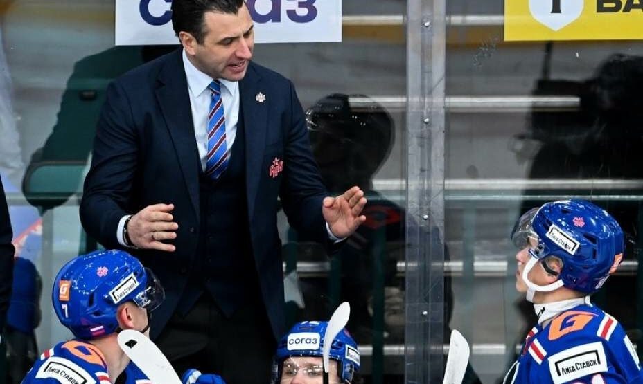    Роман Ротенберг не нашел нужных слов для своих игроков. Фото: Соцсети ХК СКА