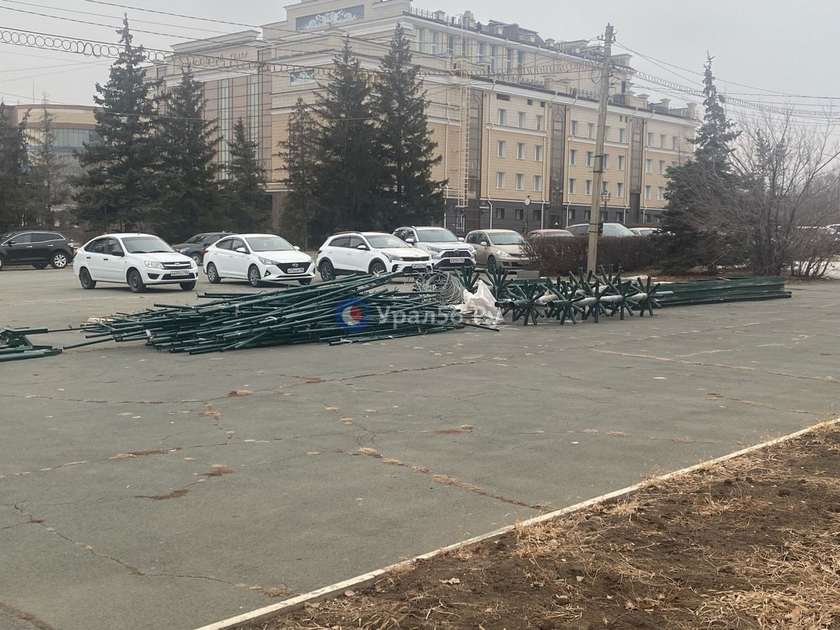    Новогоднюю елку в Орске установят напротив мэрии, а не перед драмтеатром