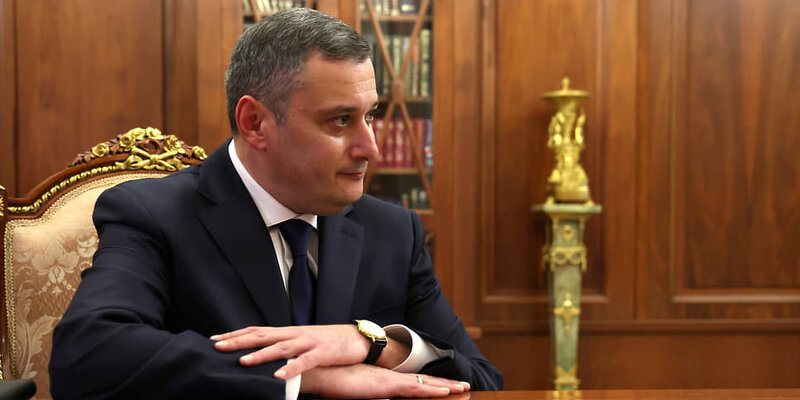 А. Е. Хинштейн во время назначения (прямо как отличник перед учителем)