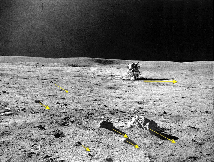 Композиция из изображений «Аполлона-14» AS14-68-9486 и 9487, иллюстрирующих расходящиеся направления теней