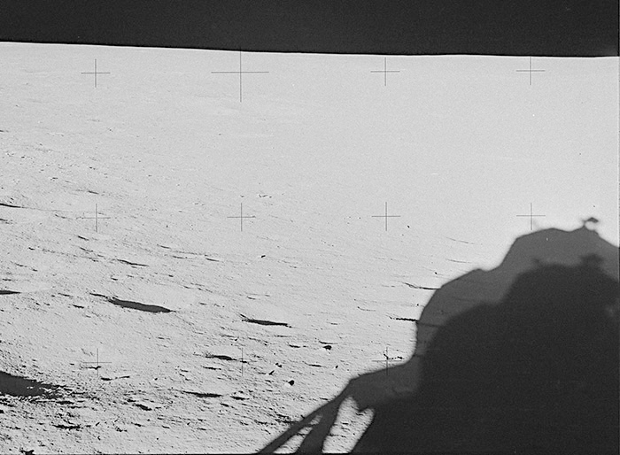 AS14-65-9211 демонстрирует невозможную двойную тень лунного модуля «Аполлон-14» (изображение из архива проекта «Аполлон») — для такой двойной тени потребовалось бы мощное студийное освещение из двух источников