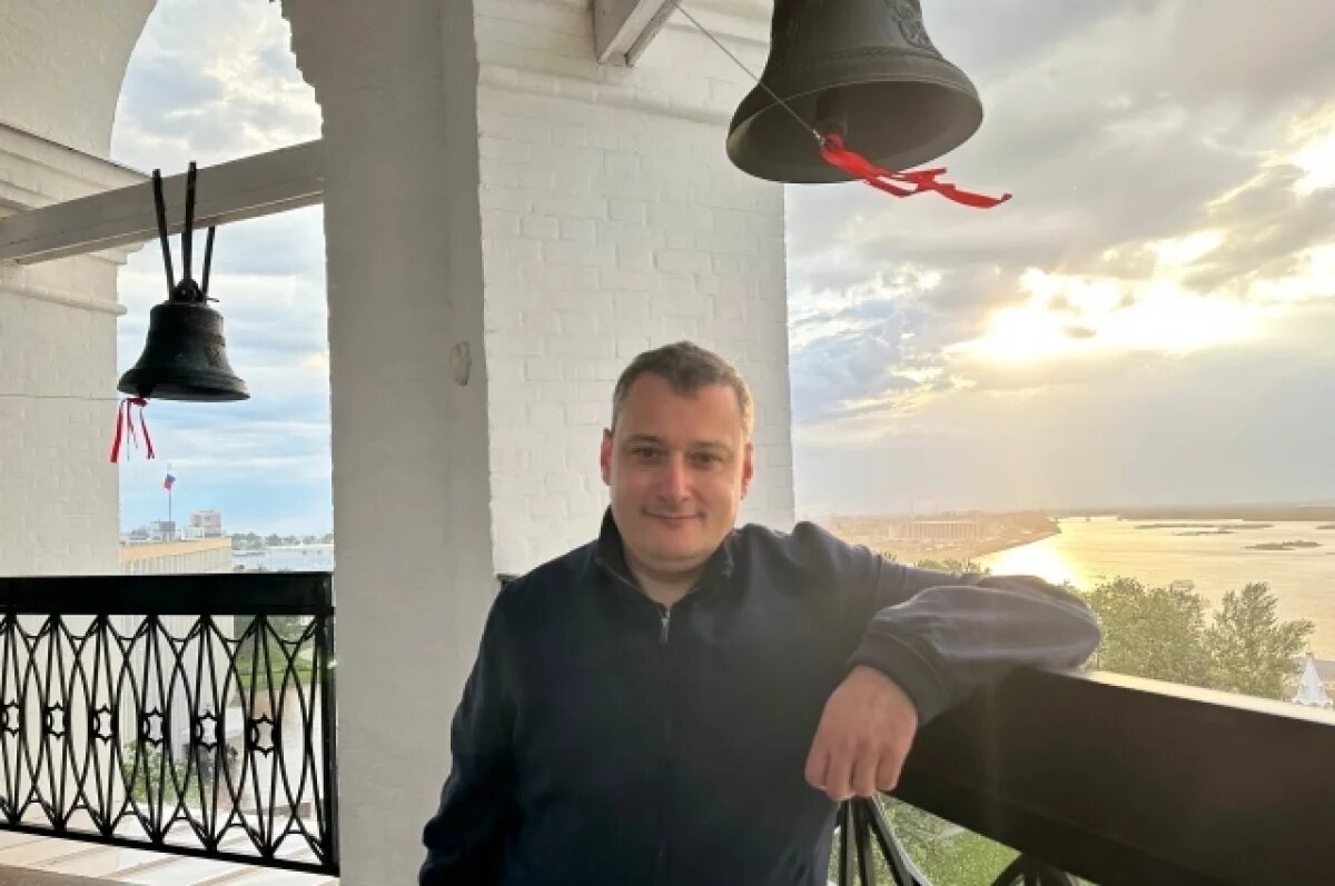    Александр Хинштейн на колокольне в Нижегородском кремле.
