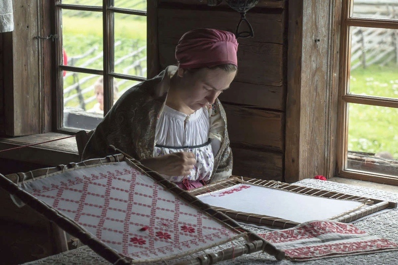 Не рекомендовалось заниматься тяжёлым физическим трудом и рукоделием, чтобы не "зашить" своё счастье.
