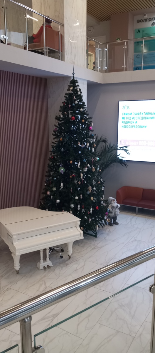 Забыла вам показать. Это первый этаж в больнице