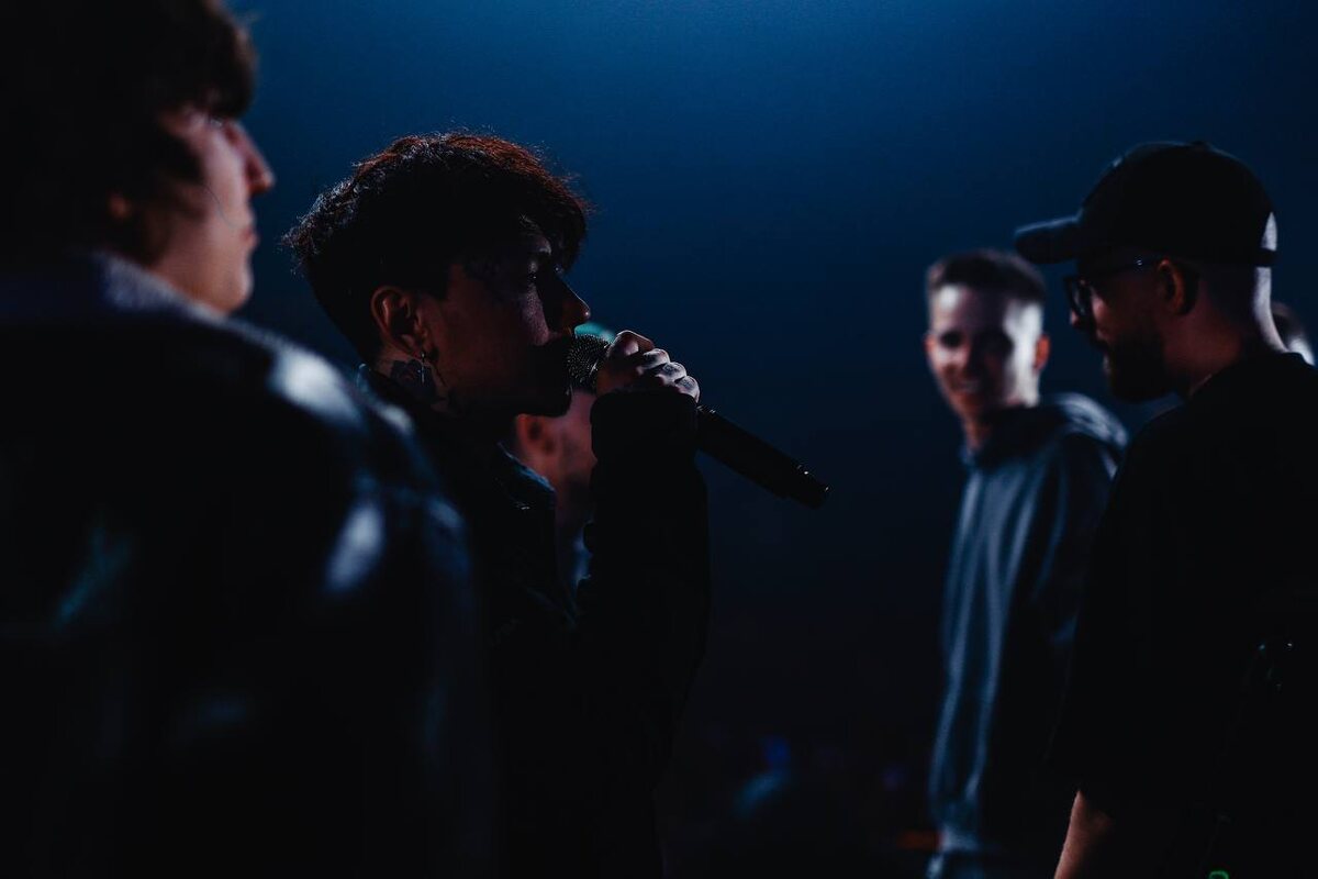 Глеб Викторов и другие участники IZBA Fest. Фото взято из официального телеграмм канала лейбла "IZBA". https://t.me/Izba_times 