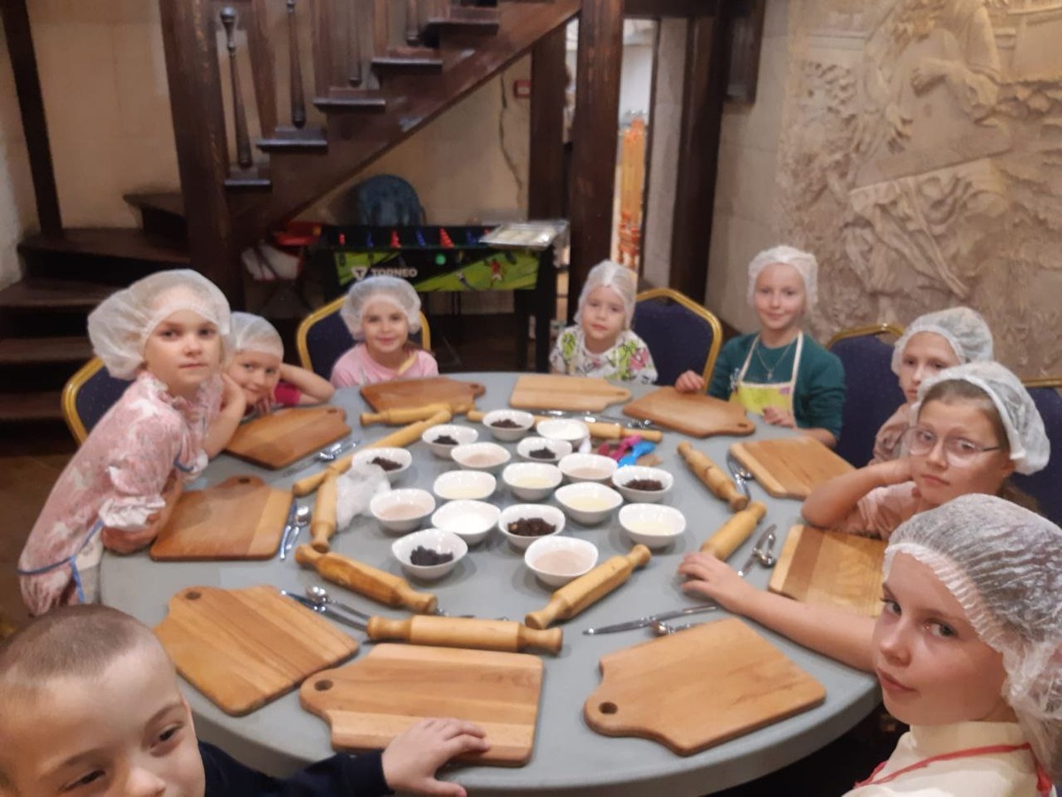 Пока дети возятся с тестом, родители вкусно проводят время в Трапезной