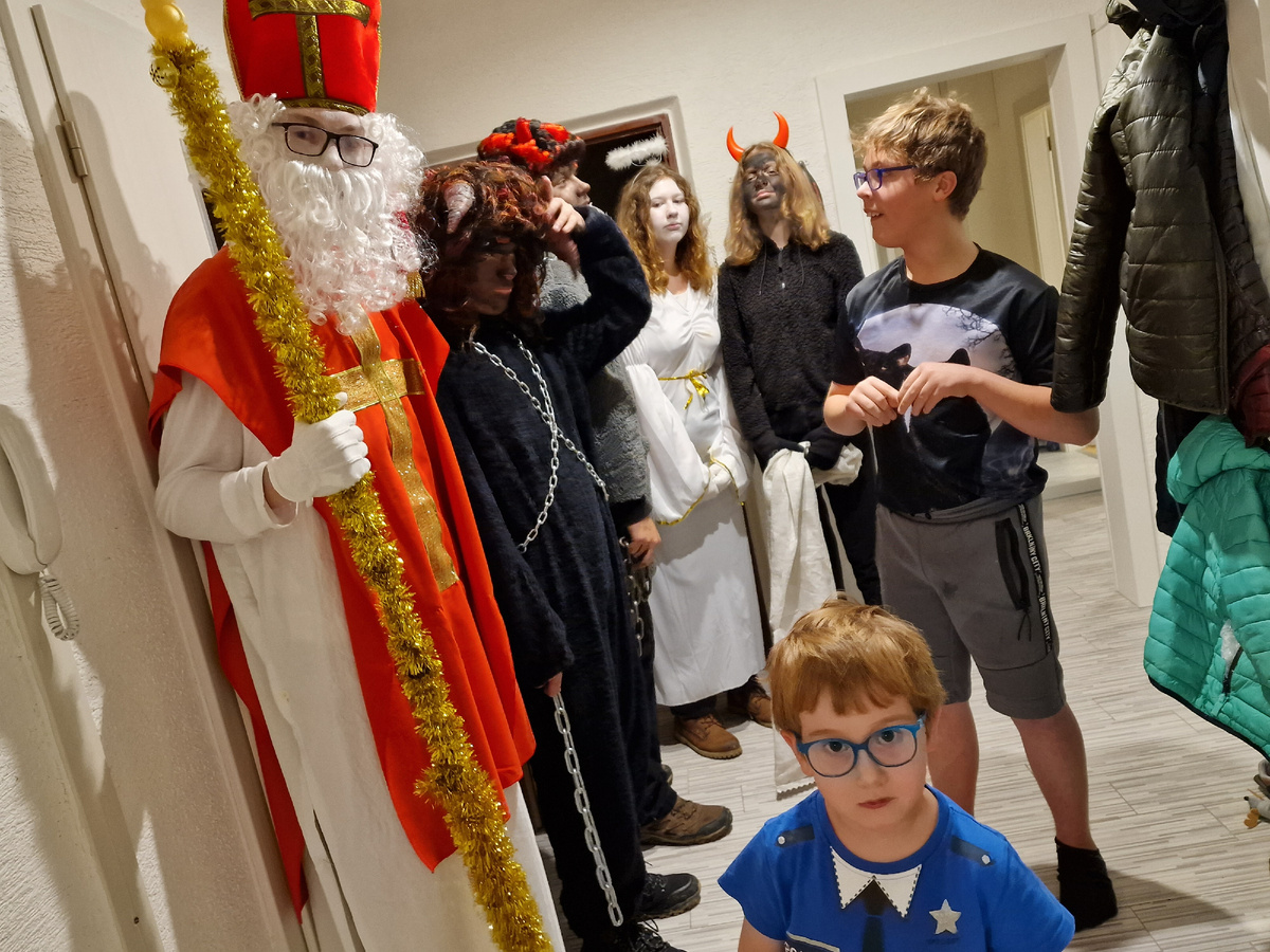 фото автора: это 2022й..Совсем как у нас дед Мороз со Снегуркой в Чехии ходит Микулаш с чертями и ангелом. Это они к нам домой пришли)