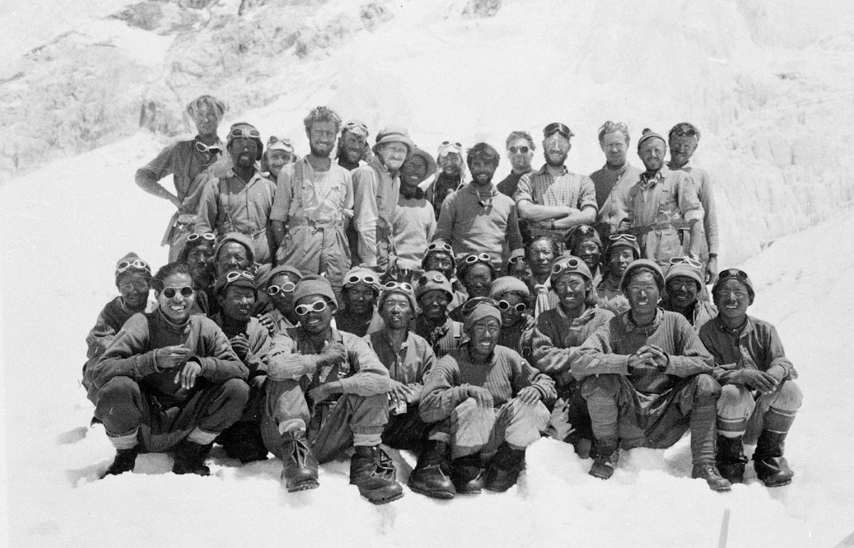 Частиь команды 1953 года. Сможете найти среди них Хиллари и Тенцинга? Фото: i.natgeofe.com