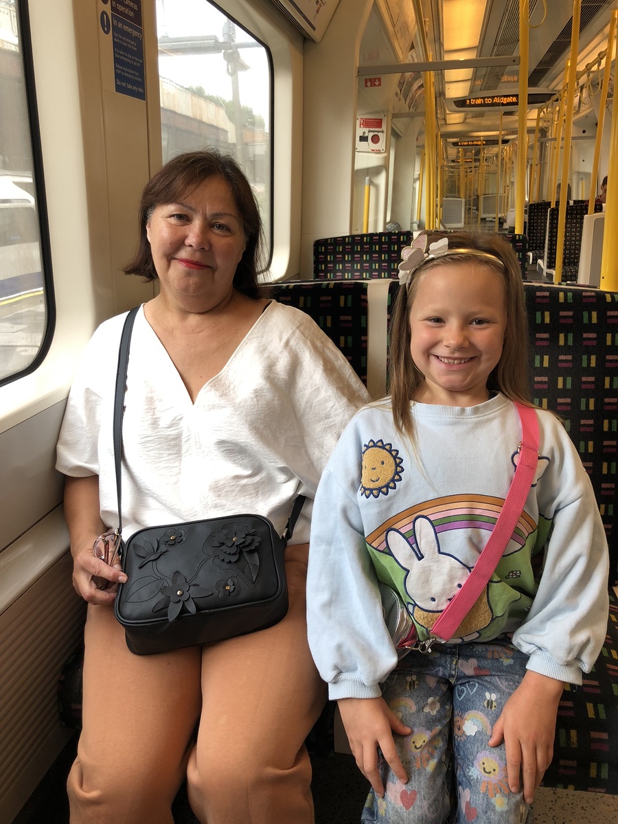 Это мы с внучкой в метро