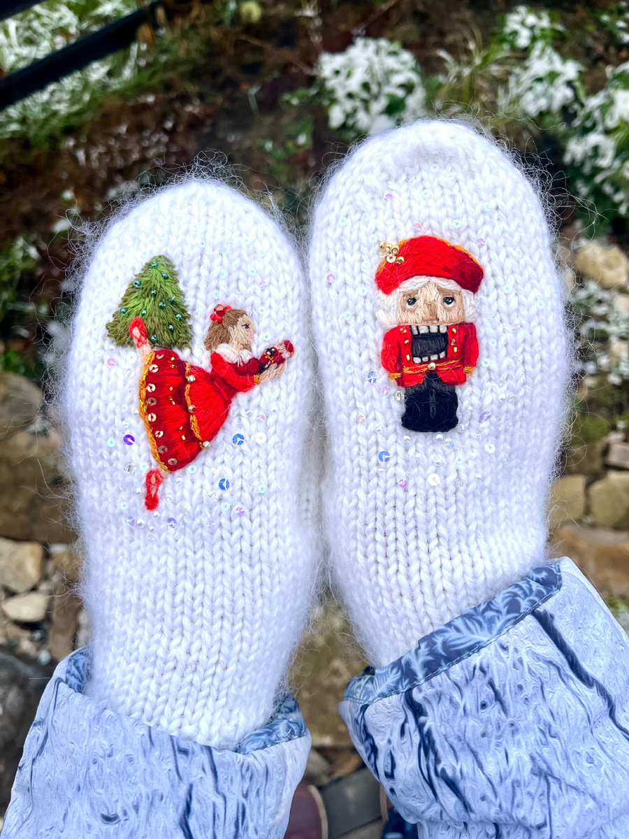 Елочка вышитая на фатине на варежках 