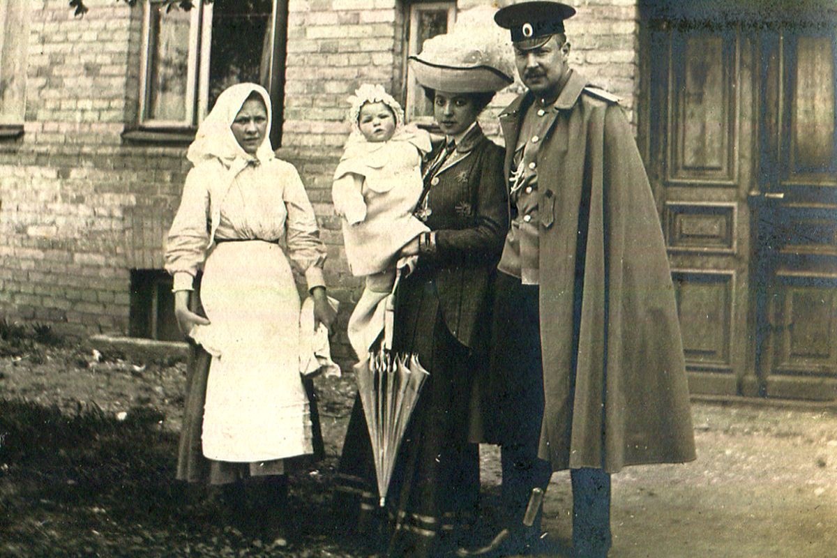    П.С. Махров с супругой, дочерью и няней. / Архив Е.Д. Мартыновской