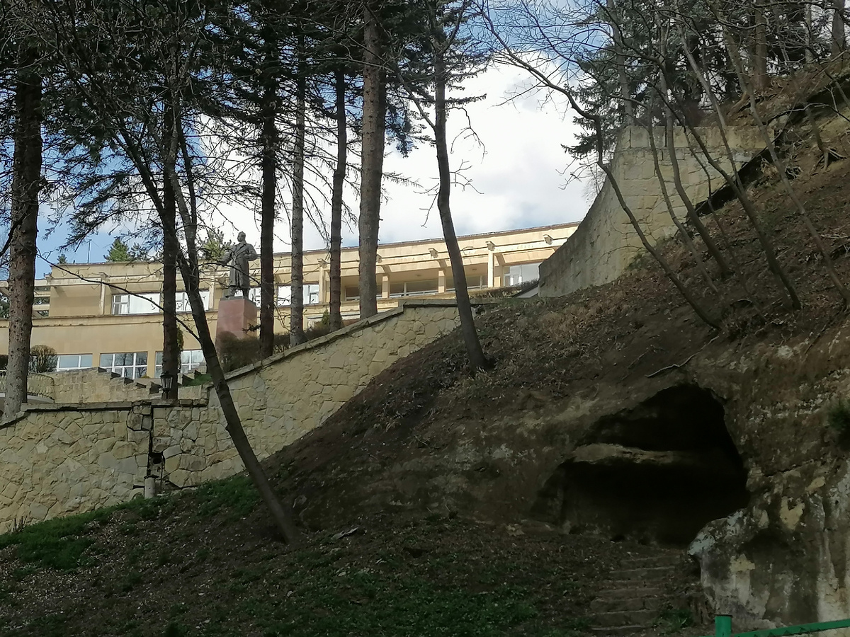 Грот на территории санатория им. С.Орджоникидзе.