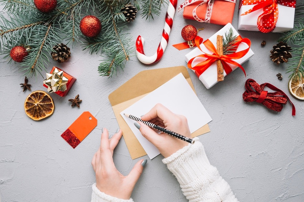 Источник: https://img.freepik.com/free-photo/christmas-composition-with-hands-writing-letter_23-2147722774.jpg?t=st=1741984097~exp=1741987697~hmac=3b0dc5ab35a7ba159002ecda465fea1e2d568a50c578045ed1c83c12766cf666&w=996
