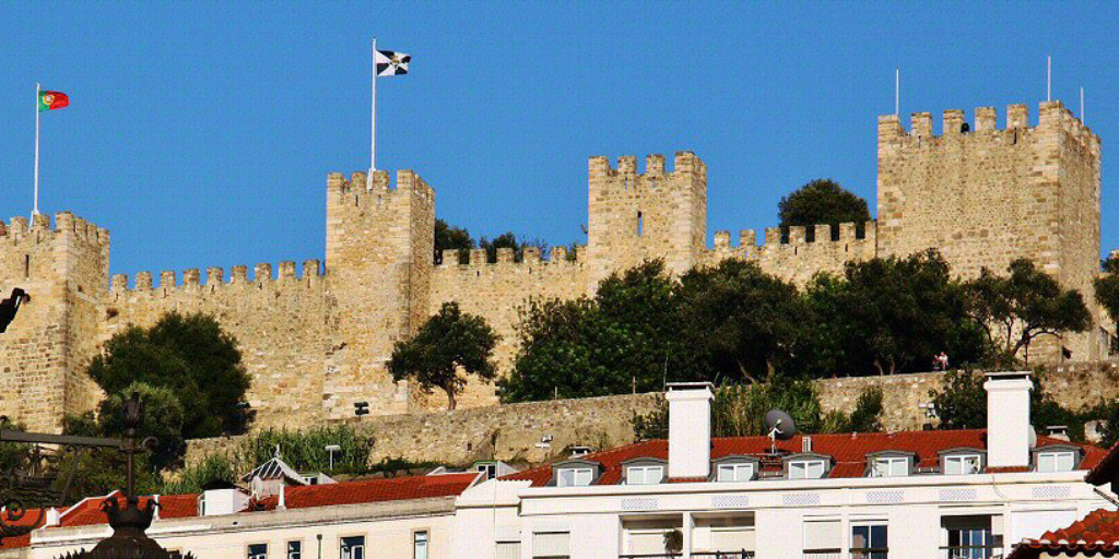 Крепость была местом рождения Жуана II. Фото автора