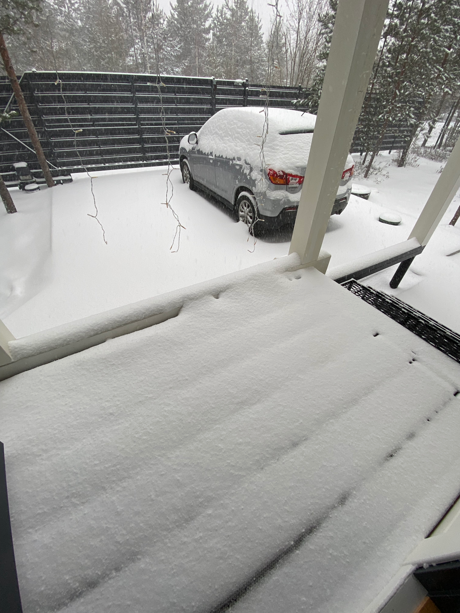 Вид из открытой входной двери. 