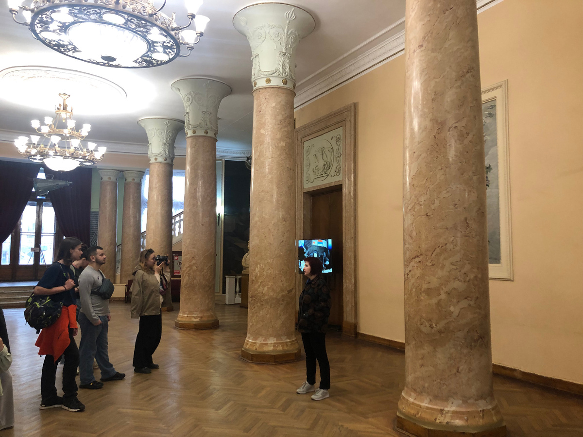 Фойе первого этажа Волгоградского планетария (портрет Сталина спрятался за колонной)