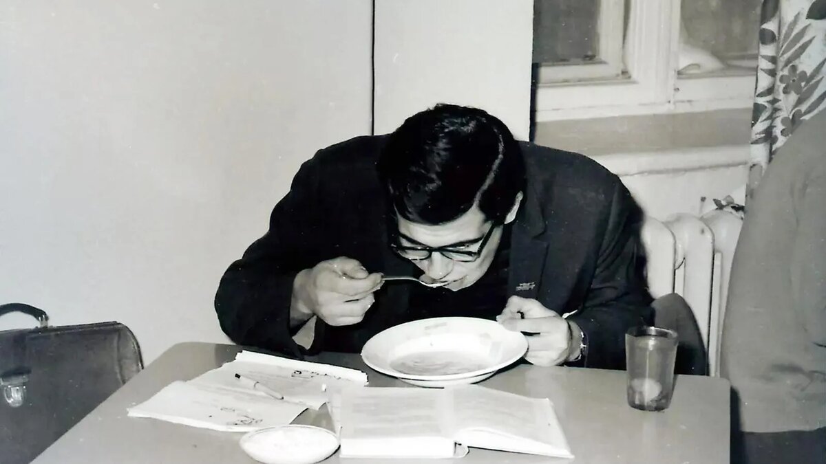 Фото: Сергей Лавров в студенческой столовой. Эдуард Песов/РИА «Новости»