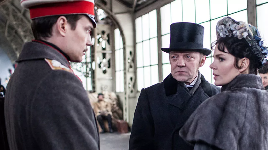 Муж видимо посередине. Тоже спорный выбор актера