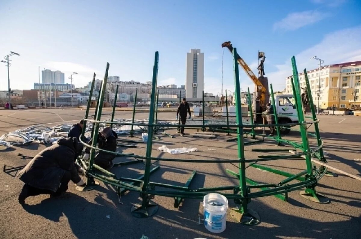    На центральной площади города начались работы по монтажу ёлки