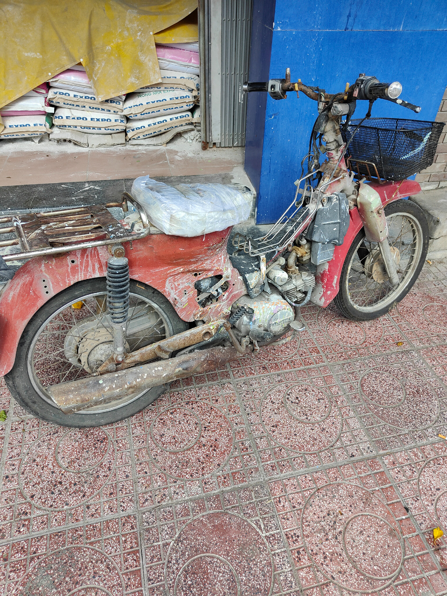 Шел мимо, увидел это чудо. Решил запечатлеть для истории. Вдруг вышел владелец. Я думал что он будет ругаться, или что-то типа того. Он встал рядом с банком, и показывает жестами, сними нас вместе. Я снял. Вот такой жизнерадостный дяденька и его железный боевой байк.