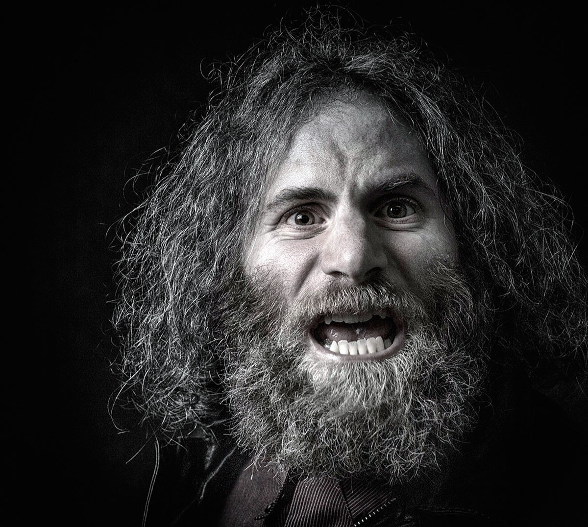 Они закрываются в своём коконе, предпочитая внутреннюю, жестко контролируемую среду непредсказуемым условиям реальности