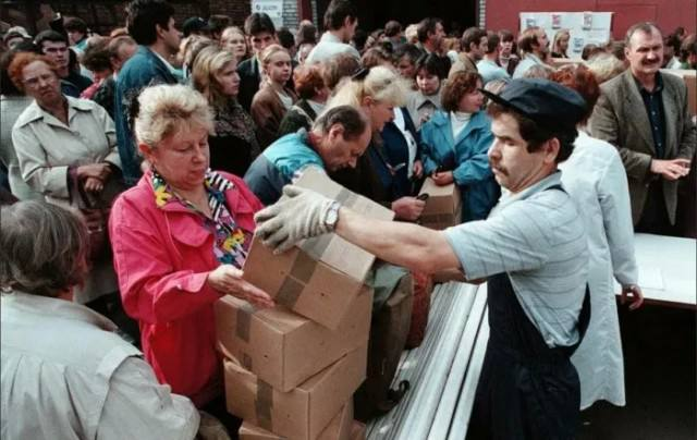 Люди толпятся, покупая коробки со стиральным порошком и мылом на мыло-моющем заводе, который продаёт свою продукцию по докризисным ценам в Санкт-Петербурге.