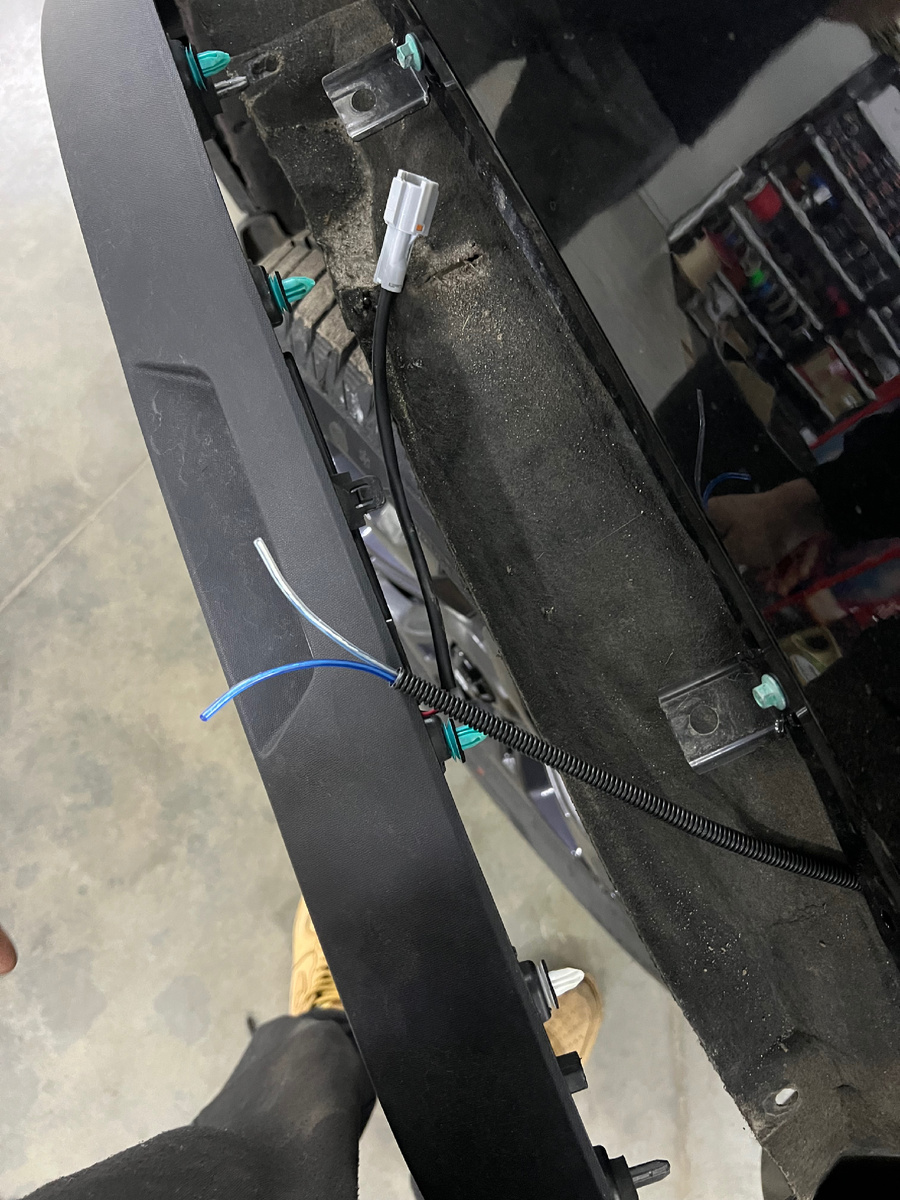 Прокидываем провод от фишки фары в подкрылок 