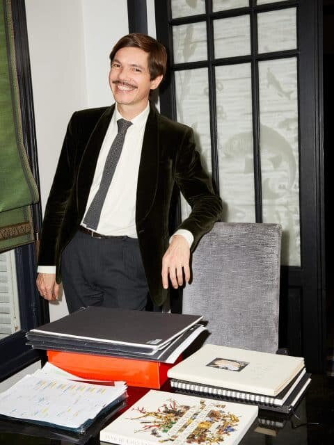 Жалюзи от Лилу Маркан; двери, украшенные гравировкой с изображением рыб, относятся к 1920-м годам.