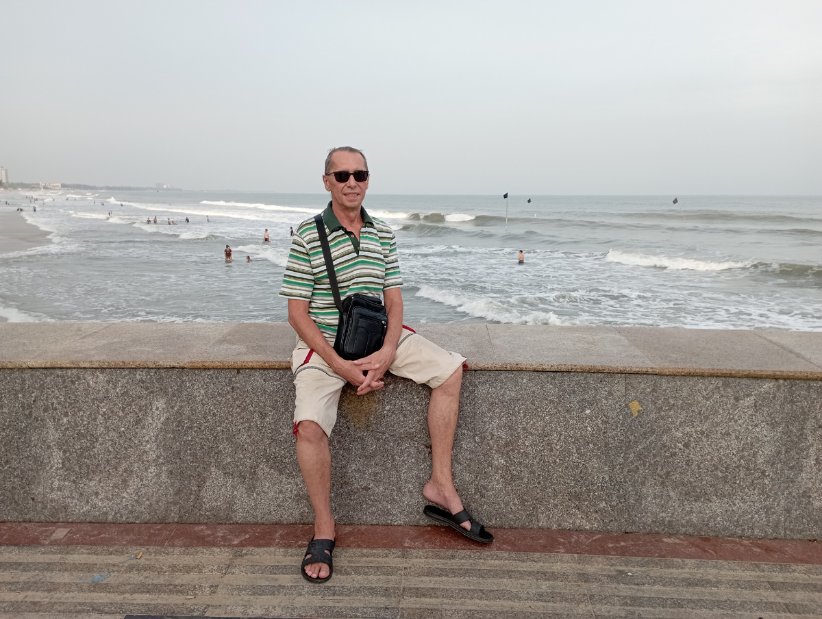 В море стоят чёрные флаги, но люди всё равно купаются