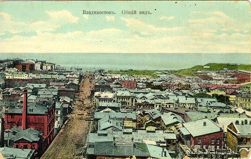 ул. Пекинская (Фокина)
1908Улица, спускающаяся к морю - Пекинская - она же Фокина. Дом с трубой - первая электростанция Владивостока, построена тогровым домом "Кунст и Альберс" в 1884 году.