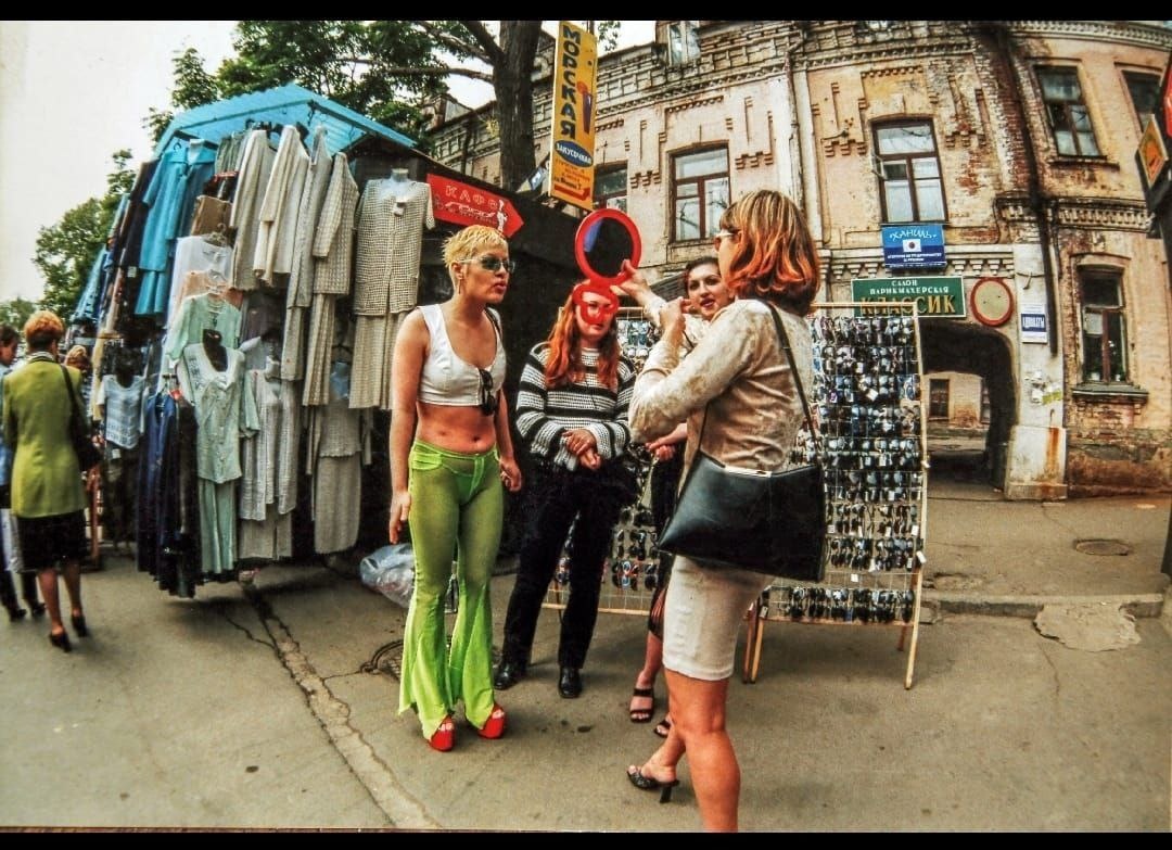 90-е годы... Наша знаменитая Торговая улица...Наступили новые времена для многих нас... Кого только не встретишь в самом центре города... Это  Адм. Фокина, 9