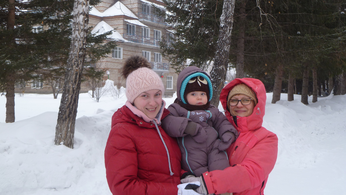 Зимний отдых в санатории "Рассветы над Бией" 
        «Ванны с минеральной водой, чем они полезны и кому показаны?»-спрашивает жительница Ельцовского района Алтайского края Ирина Семеновна Соклакова.
  Прежде, чем рассказать о таких процедурах, обратимся к понятию, что же такое бальнеотерапия?Это метод лечения минеральными водами, которые принимают внутрь или используют для лечебных ванн.Такой метод  как раз  главное оздоровительное направление   санатория «Рассветы над Бией». И важнейший лечебный фактор Бехтемирского курорта — минеральная вода «Серебряный ключ».Причем она не привозная,  на территории курорта находится месторождение  природной воды с ионами серебра, которую в народе справедливо называют- Живой.
Скажем прямо, ванны с минеральной водой,простая и безопасная процедура, которая оказывает сильное воздействие на организм человека, помогает с лечением хронических заболеваний, особенно в пожилом возрасте. 
          «Как это работает  работает?»- спрашивает Семен Дмитриевич Куксин из Камня-на-Оби.
   Минеральные воды комплексно воздействуют на органы и системы, производят антиоксидантное и бактерицидное воздействие, мобилизуют иммунитет человека.Кроме лечебного эффекта, процедура способствует омоложению, положительно сказывается на  внешности, обладает  антистрессовым эффектом. 
   Минеральную воду «Серебряный ключ» называют уникальной. В чем же ее уникальность? Да, она единственная в своем роде.Многолетние исследования показали удивительную способность целебной влаги  освобождать органы человека от вредных солей в почках, желчном пузыре,предстательной железе, суставах. Если научиться ее правильно пить. Наличие и особые комбинции кремния, фтора, железа, гидрокарбонатной группы объяснют диуретические(мочегонные )  и противовоспалительные свойства природной воды.А ионы серебра,как и положено, активно борются и исстребляют  микробов в организме.
   Когда же мы принимаем ванны,гидромассаж, купаемся в бассейне,проникая через кожу, минеральная 