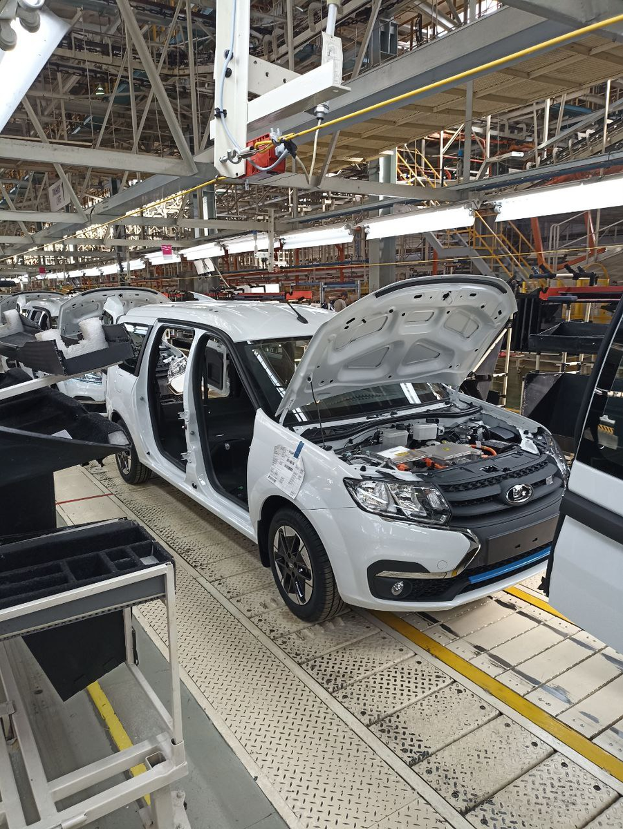 Электрический Lada e-Largus на конвейере АВТОВАЗа в Ижевске.