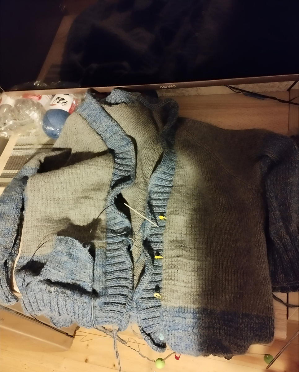 Дорогие друзья! 🌟Сегодня хочу поделиться с вами своим увлекательным процессом вязания кардигана! 🧶✨ Он почти готов, и я не могу сдержать своего восторга! Осталось всего лишь несколько шагов, чтобы завершить это творение. Сейчас я занимаюсь последними штрихами: нужно связать карманы, которые придадут кардигану не только стильный вид, но и функциональность. 💼💖 Также предстоит заправить все кончики ниток, чтобы изделие выглядело аккуратно и профессионально. После этого я планирую постирать кардиган, чтобы он стал мягким и приятным на ощупь. 🛁💧 И, конечно же, не забуду про тепловую обработку, которая поможет зафиксировать форму и сделать его еще более уютным. С нетерпением жду момента, когда смогу надеть свой новый кардиган и поделиться с вами результатом! Надеюсь, что он станет не только моим любимым предметом гардероба, но и вдохновением для вас на создание собственных вязаных шедевров! 💕 Следите за обновлениями, скоро покажу готовый результат! 🥰