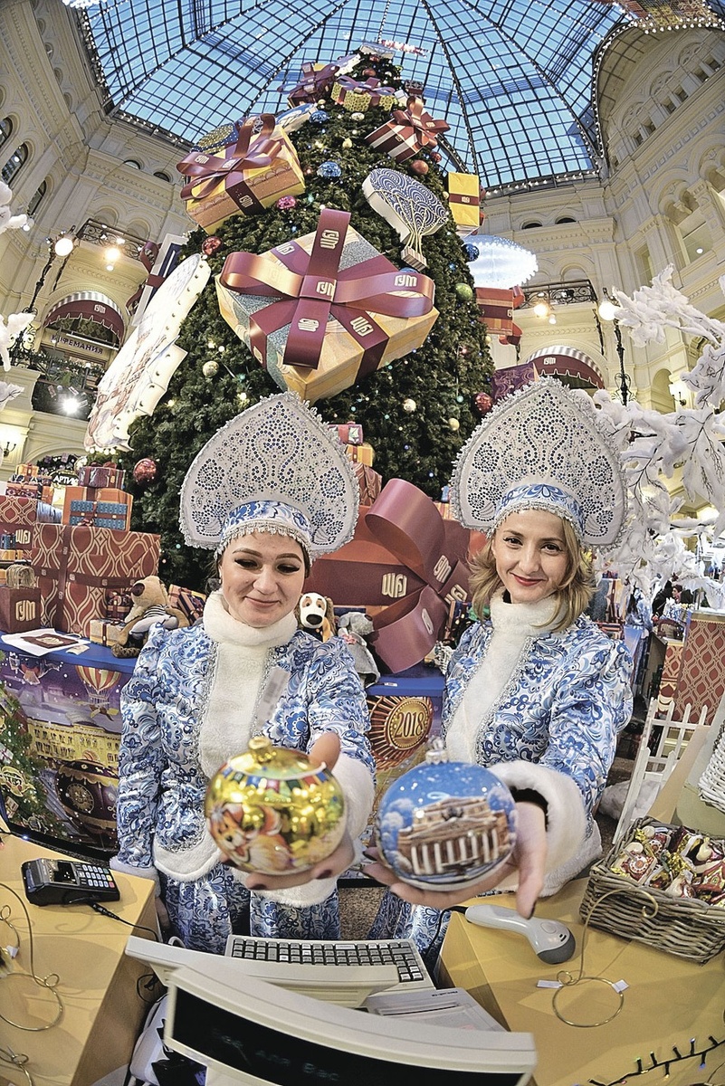    А вот искусственные елки и игрушки лучше покупать не до, а после праздника - в январе они дешевеют. Через год скажете себе спасибо! Михаил ФРОЛОВ