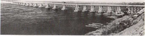 Фото с сайта http://scbist.com/xx1/16347-04-2011-zheleznodorozhnoe-stroitelstvo-v-voennoe-vremya.html?uri=/xx1/16363-08-2011-i-snova-o-zemlyanom-polotne-na-bolotah-prev-thread.html. Взято с Яндекс.Картинки