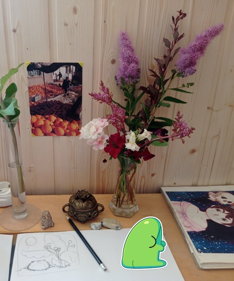 Рабочий стол и дачные букеты.