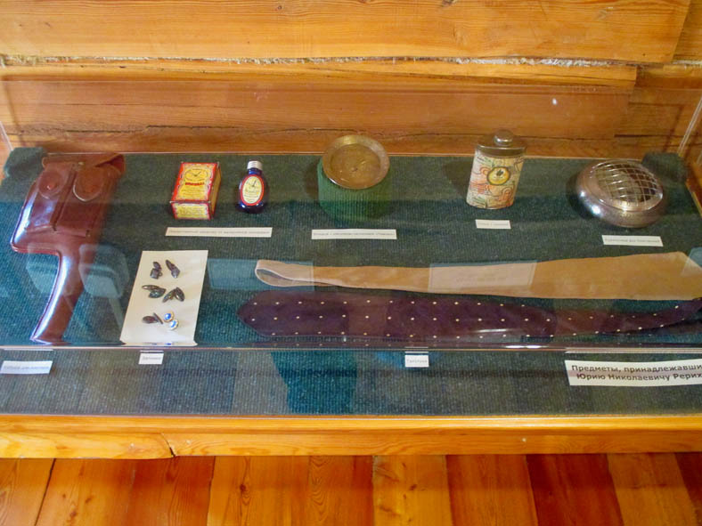 Личные вещи Ю.Н. Рериха.  Фото автора.