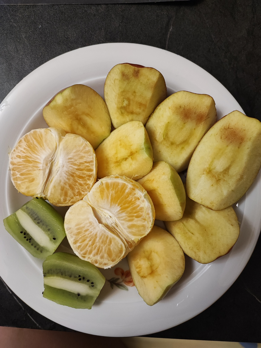 Яблоки 216гр, мандарин 144гр, киви 48гр. Итого: 178.32кК.