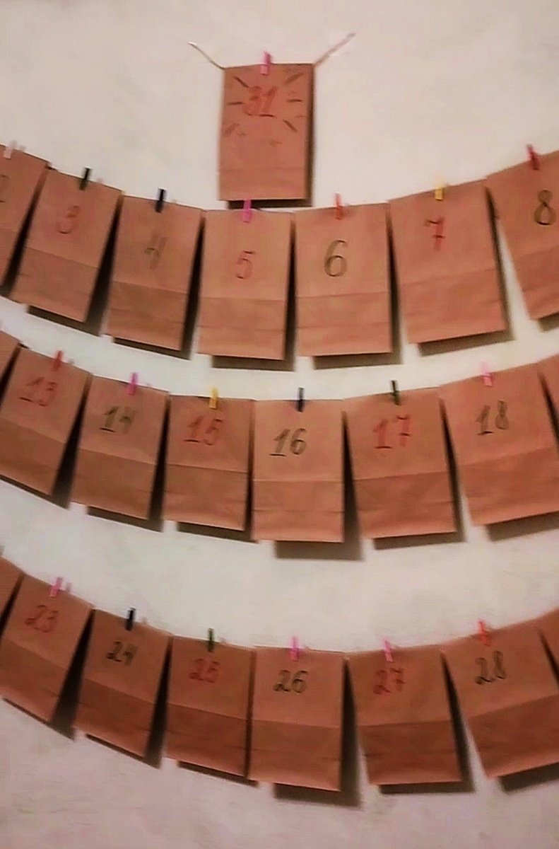 Моё воплощение — бумажные пакеты, джутовый шпагат, прищепки и нано-скотч. 