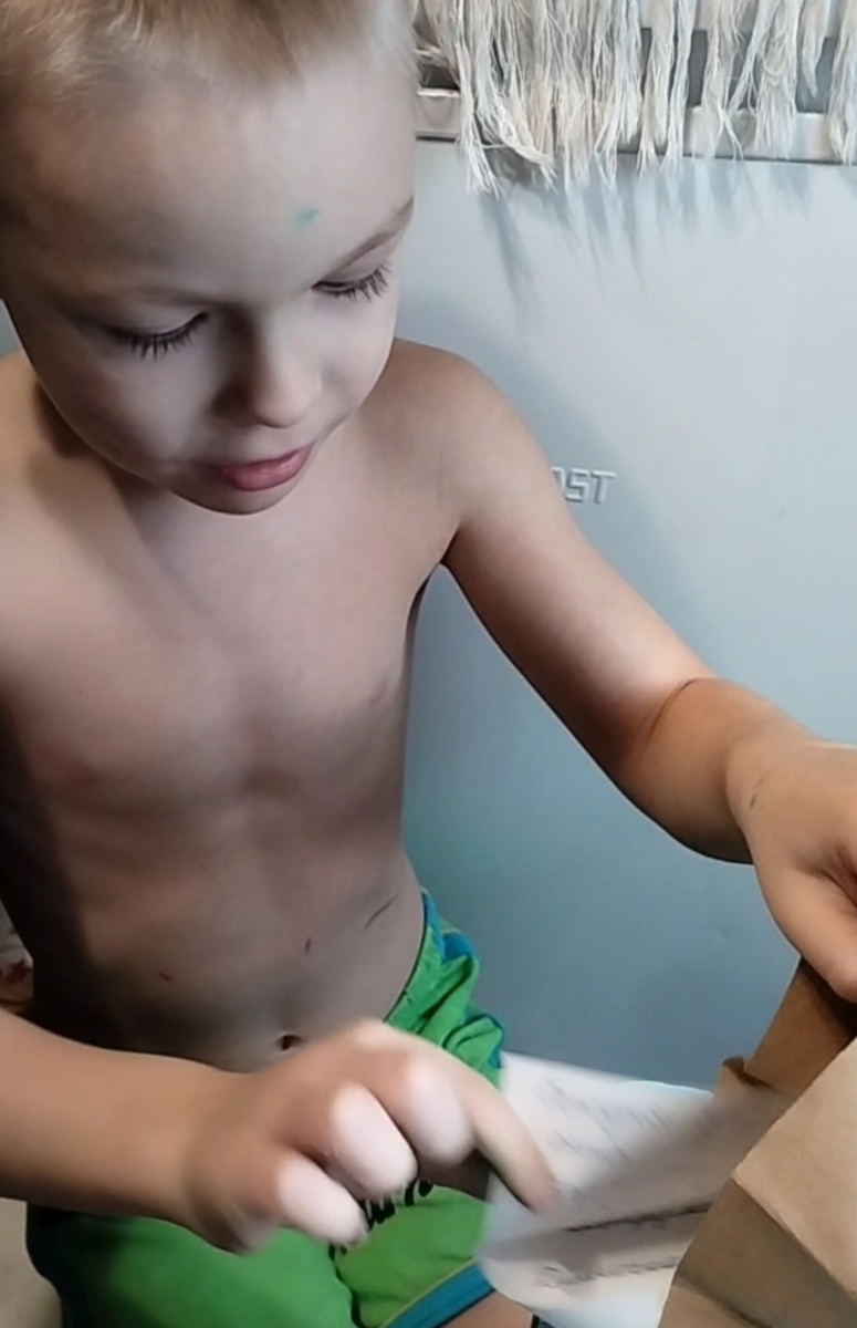 Митя достаёт записку с заданием от «гномика»