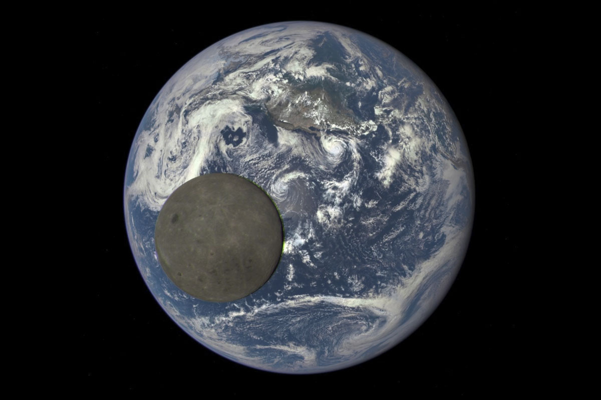 Луна и Земля, запечатленные космическим аппаратом NASA/NOAA Deep Space Climate Observatory / © NASA/NOAA