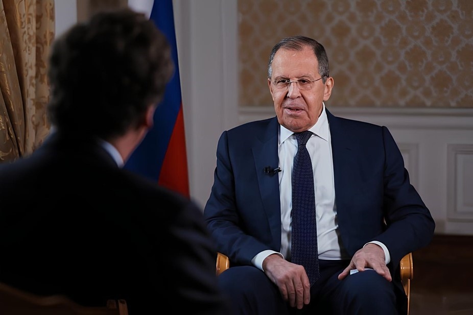    Министр иностранных дел России Сергей Лавров во время интервью с обозревателем, журналистом Такером Карлсоном (спиной к камере, на переднем плане), Москва, декабрь 2024 года. Автор фото: www.mid.ru