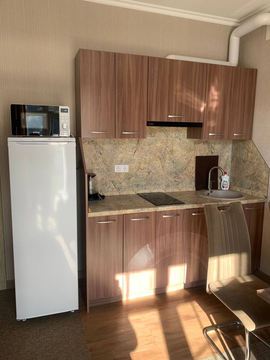 Кухонная зона чистая и уютная=)