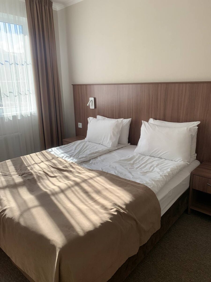 Наша комната с мужем, кровать:)