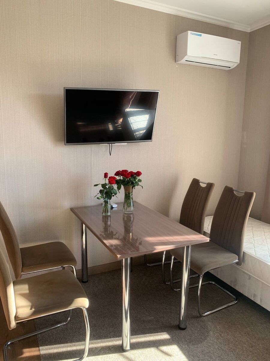 Кухня вместе с комнатой, здесь спала наша дочь, но на другом диване=)