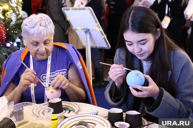 Российскому волонтерству все возрасты покорны. Фото: Роман Наумов © URA.RU