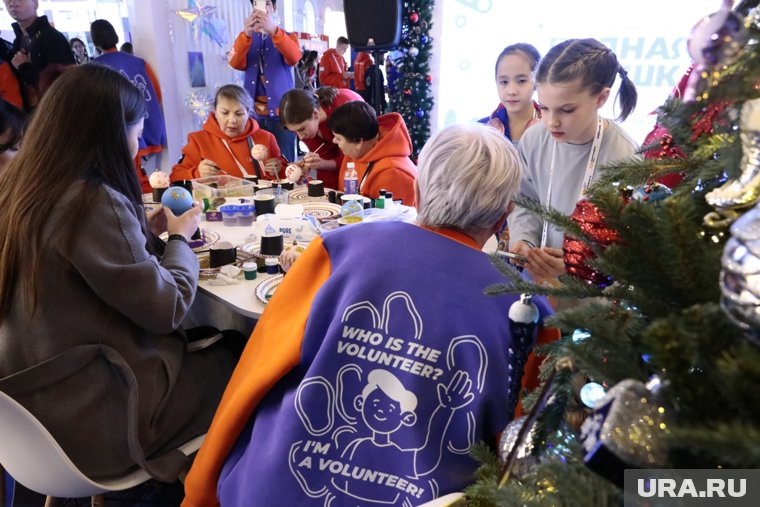 Преемственность поколений помогает нести через годы лучшие традиции добровольчества. Фото: Роман Наумов © URA.RU